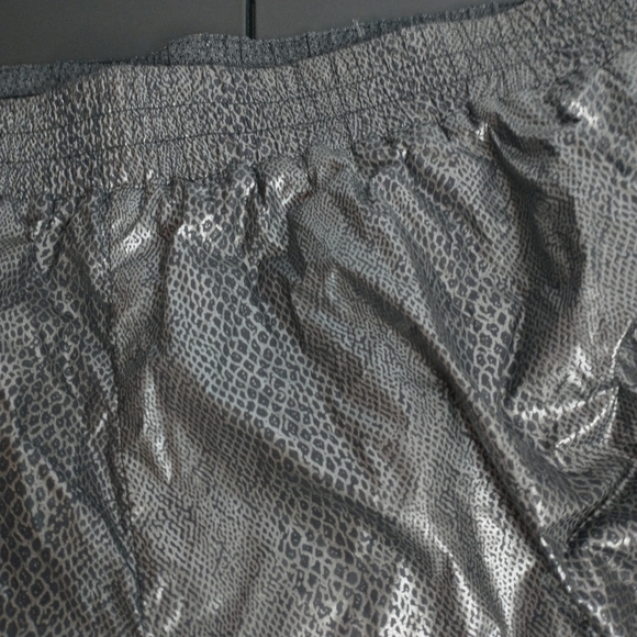 ☀️Free People Movement Diamondback Reflective Shorts, size L - Picture 5 of 9